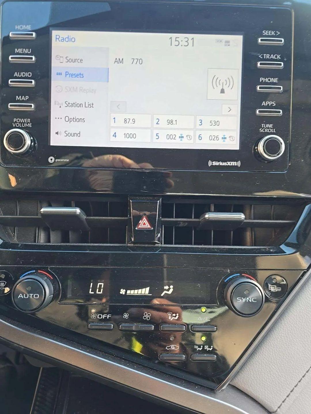 Toyota Camry Hybrid SE 2022