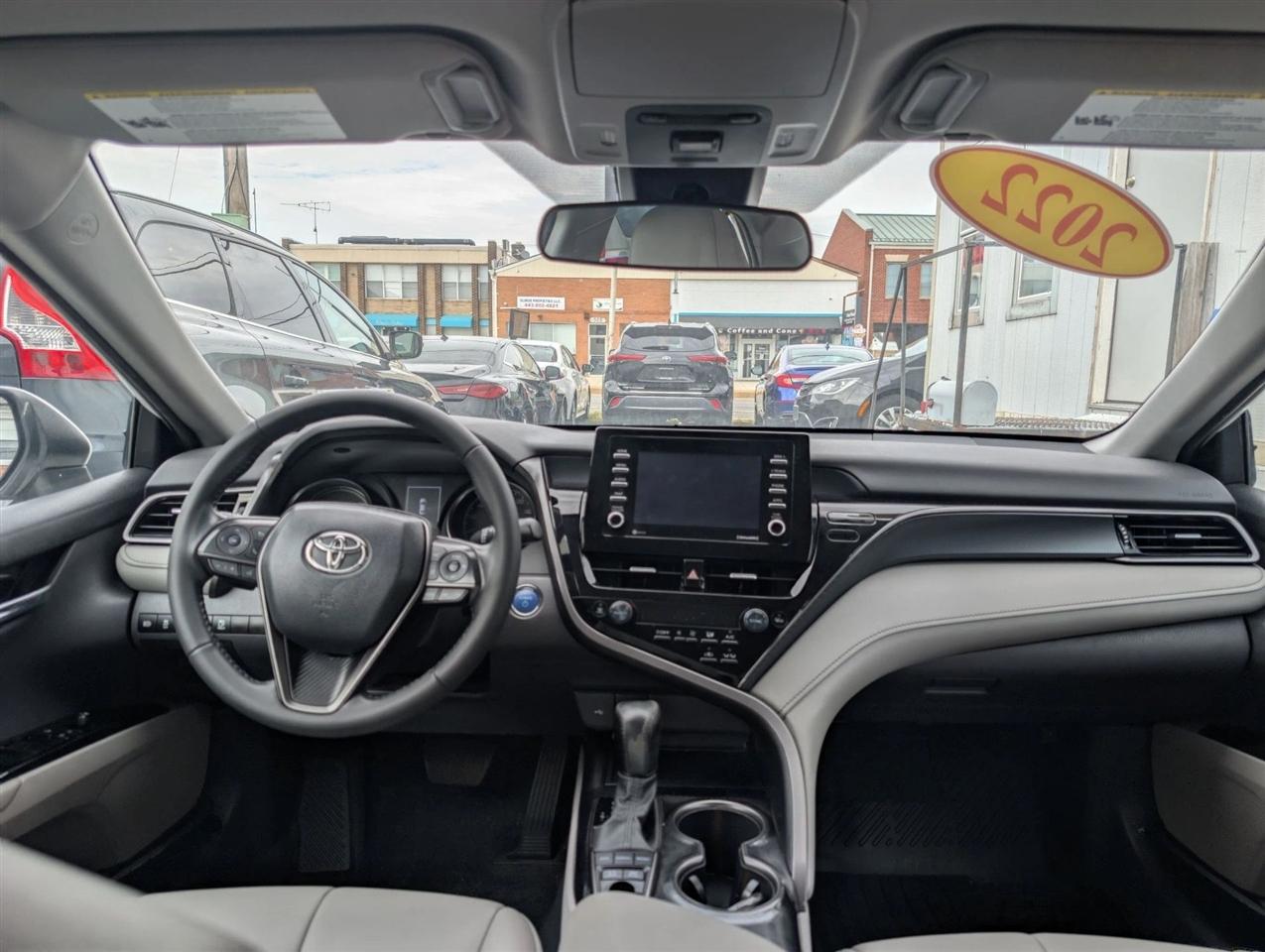 Toyota Camry Hybrid SE 2022
