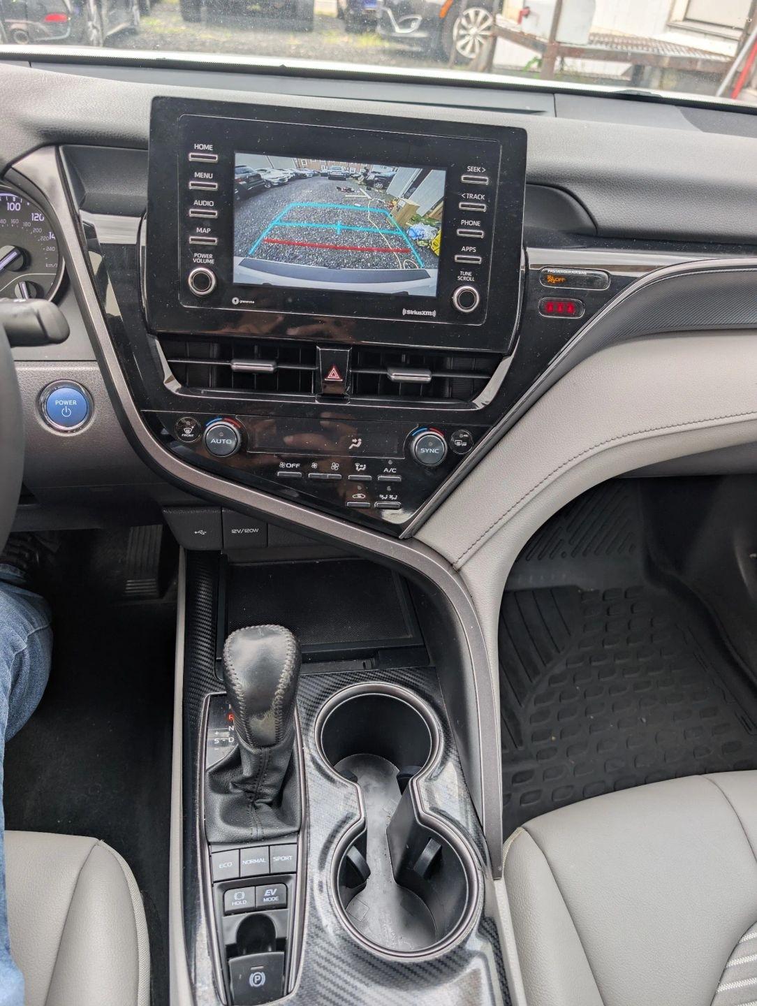 Toyota Camry Hybrid SE 2022