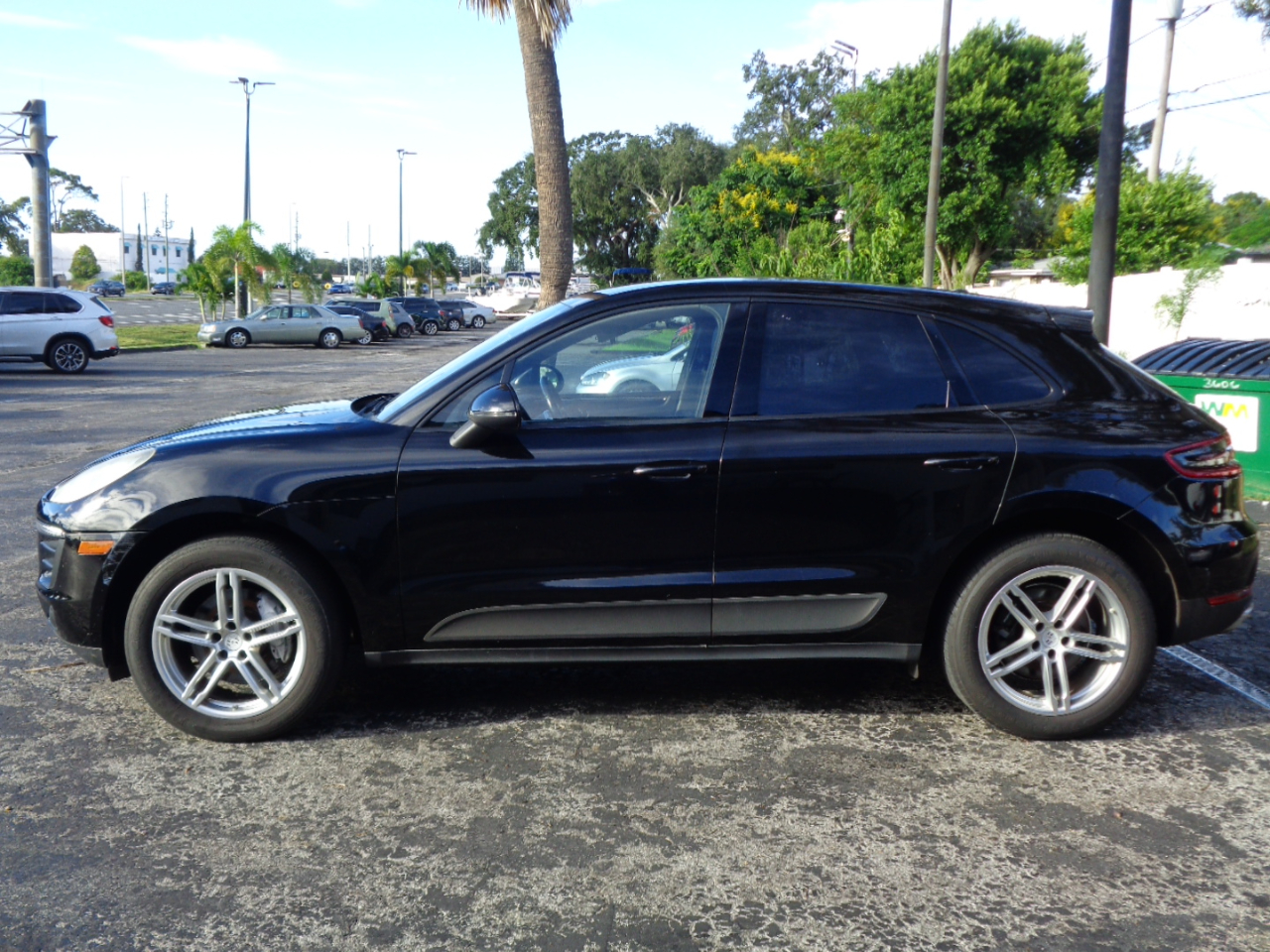 2017 Porsche Macan Base photo 2