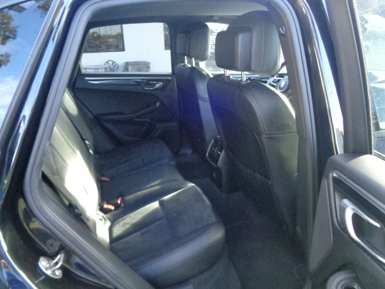 2017 Porsche Macan Base photo 11