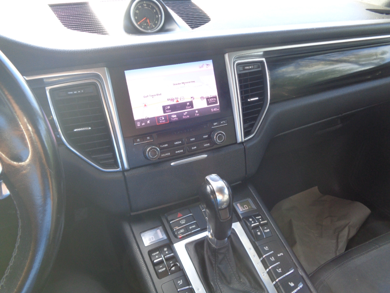 2017 Porsche Macan Base photo 16