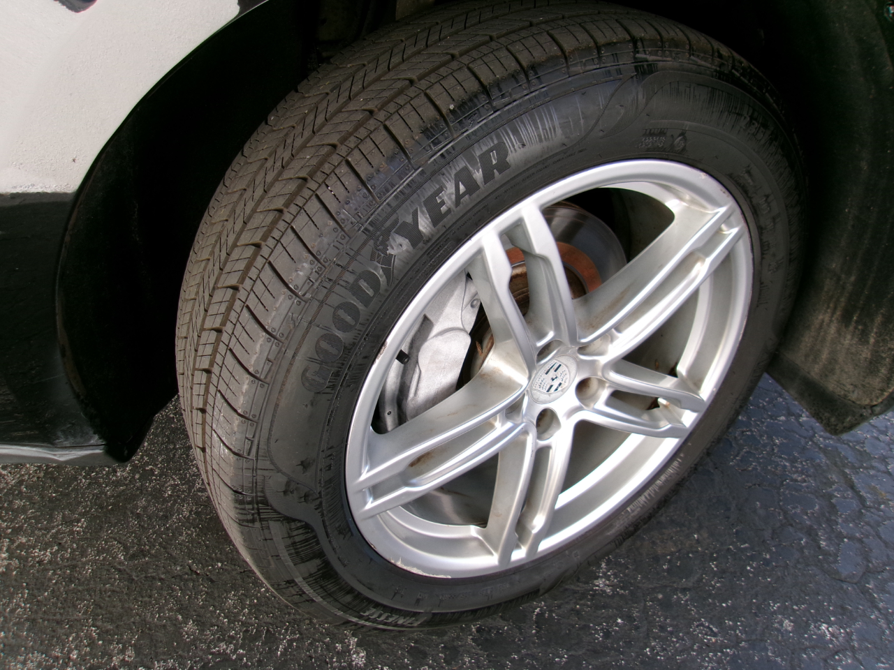 Porsche Macan Base 4D SAV 2017