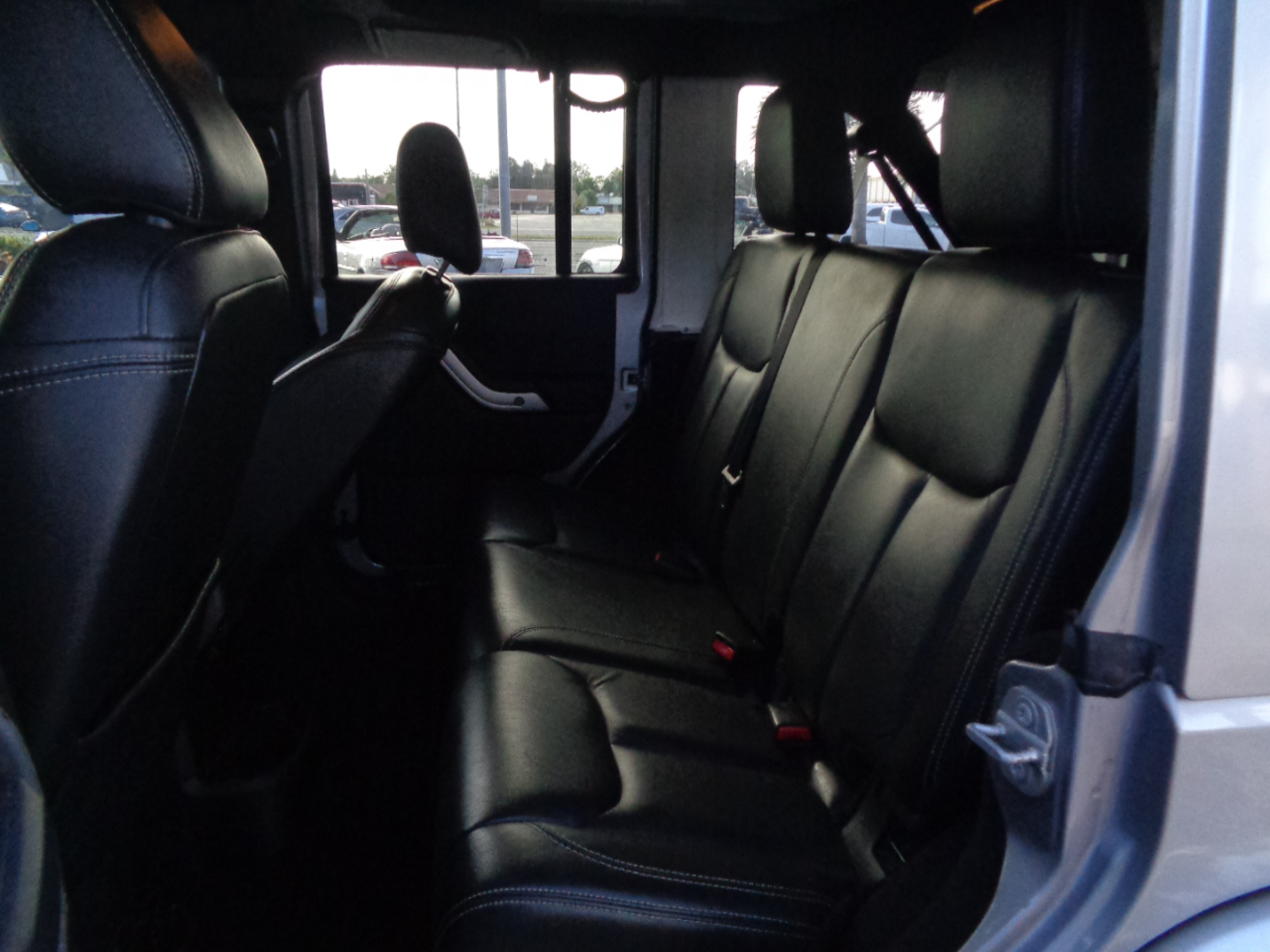 2015 Jeep Wrangler Unlimited Sahara photo 6