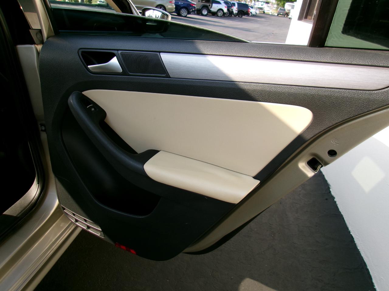 Volkswagen Jetta SEL PZEV 2013