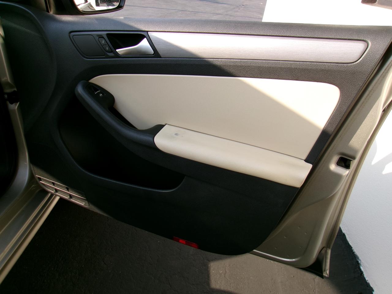 Volkswagen Jetta SEL PZEV 2013