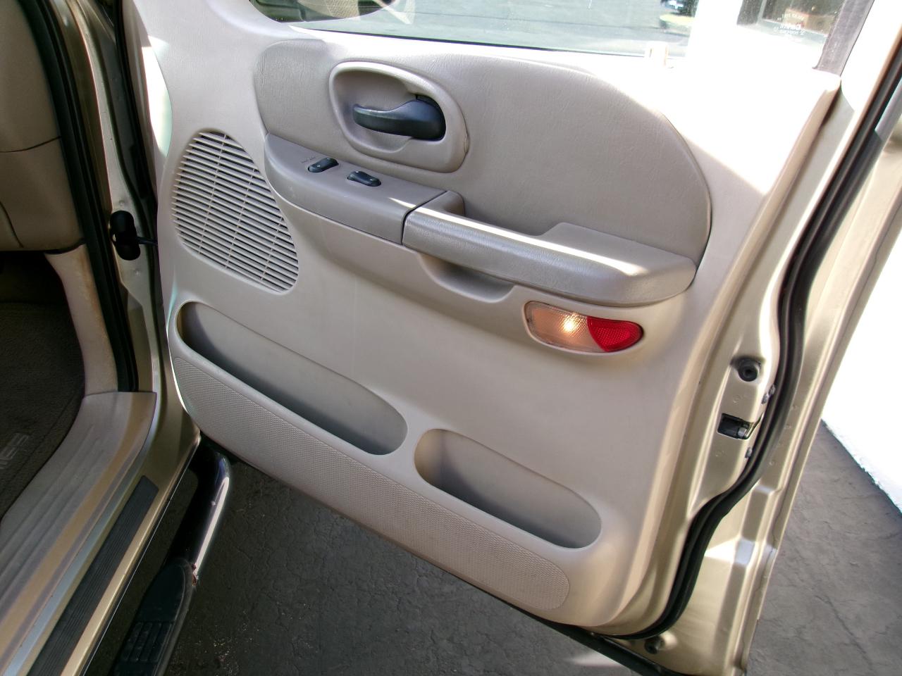 Ford F-150 XLT SuperCrew 2WD 2001