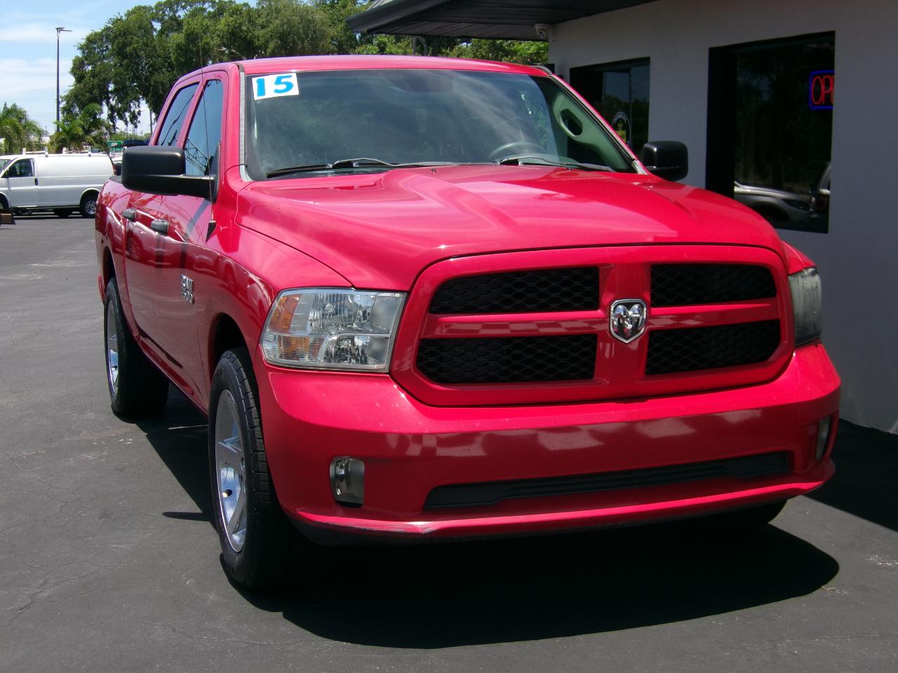 RAM 1500 Express 4x2 Crew Cab 5'7" Box 2015