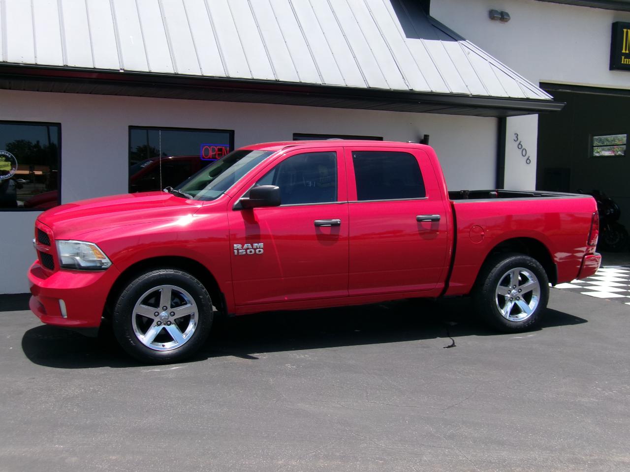RAM 1500 Express 4x2 Crew Cab 5'7" Box 2015