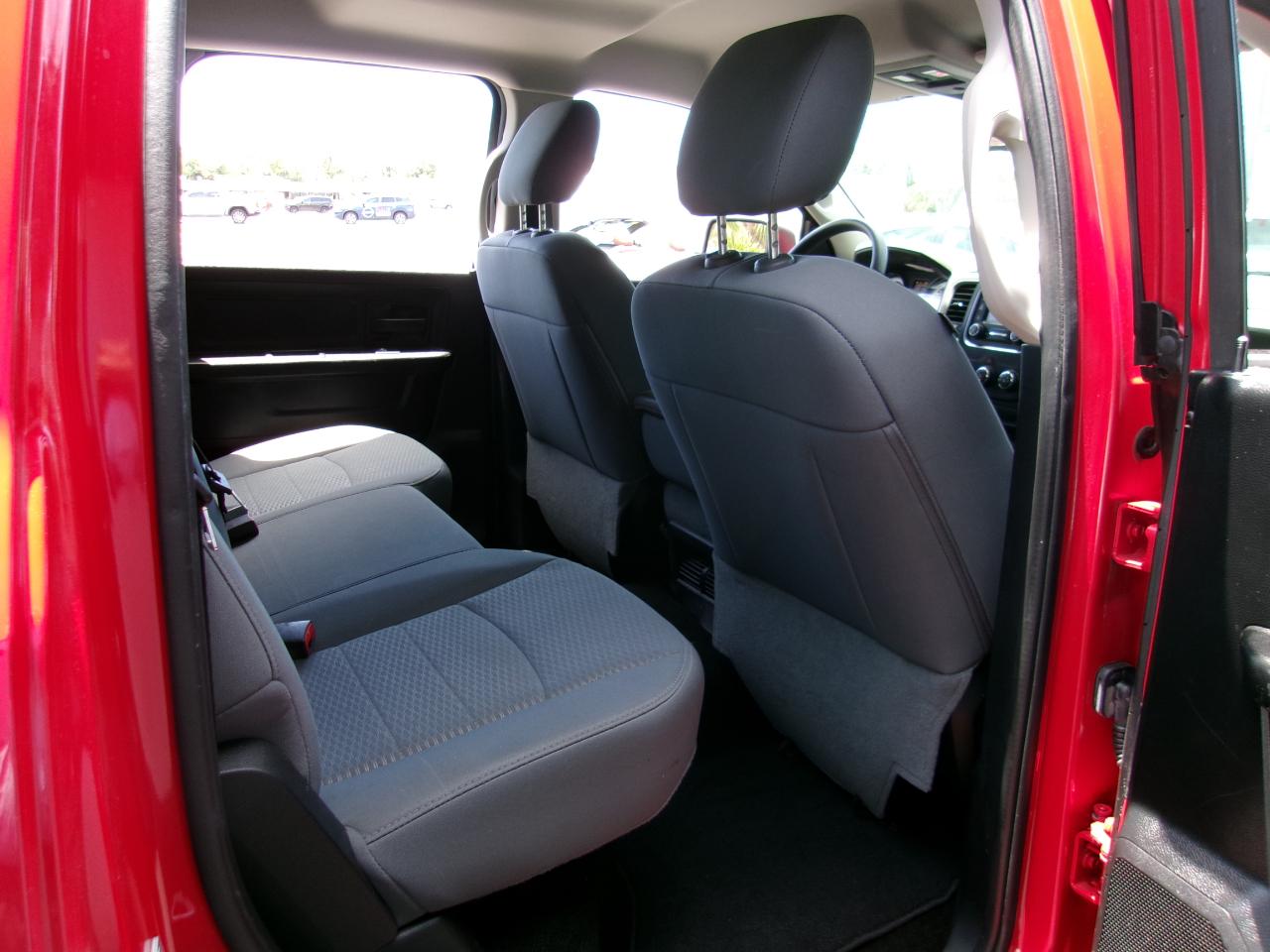 RAM 1500 Express 4x2 Crew Cab 5'7" Box 2015