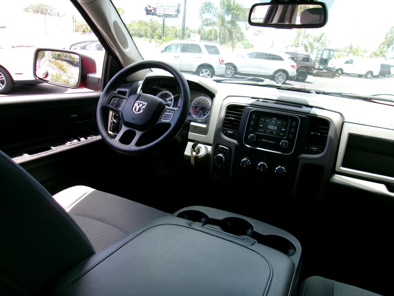 RAM 1500 Express 4x2 Crew Cab 5'7" Box 2015