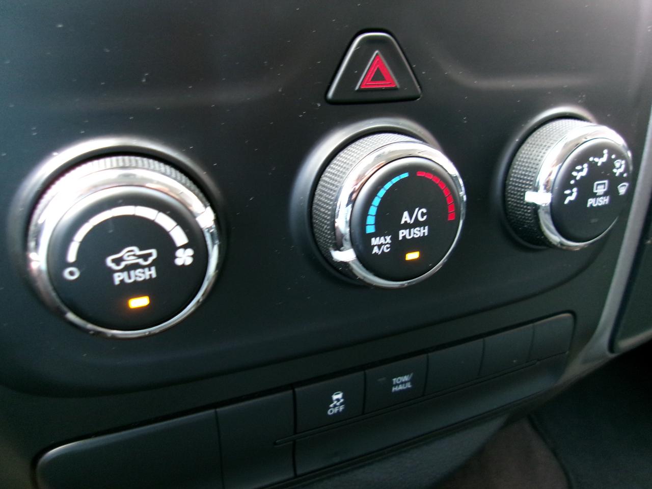 RAM 1500 Express 4x2 Crew Cab 5'7" Box 2015