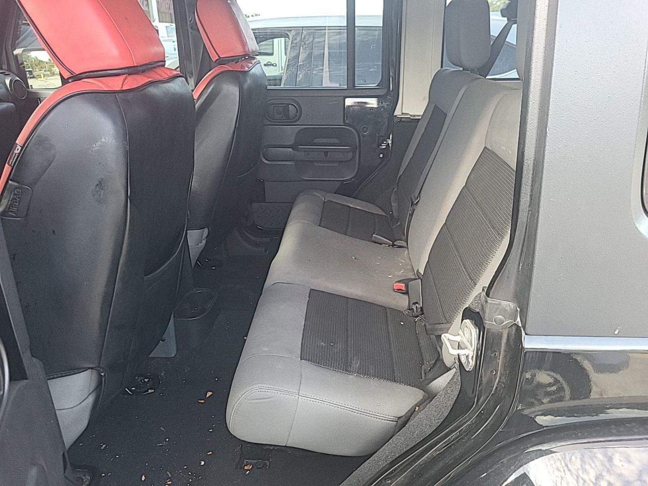 Jeep Wrangler Unlimited Sahara 2WD 2010