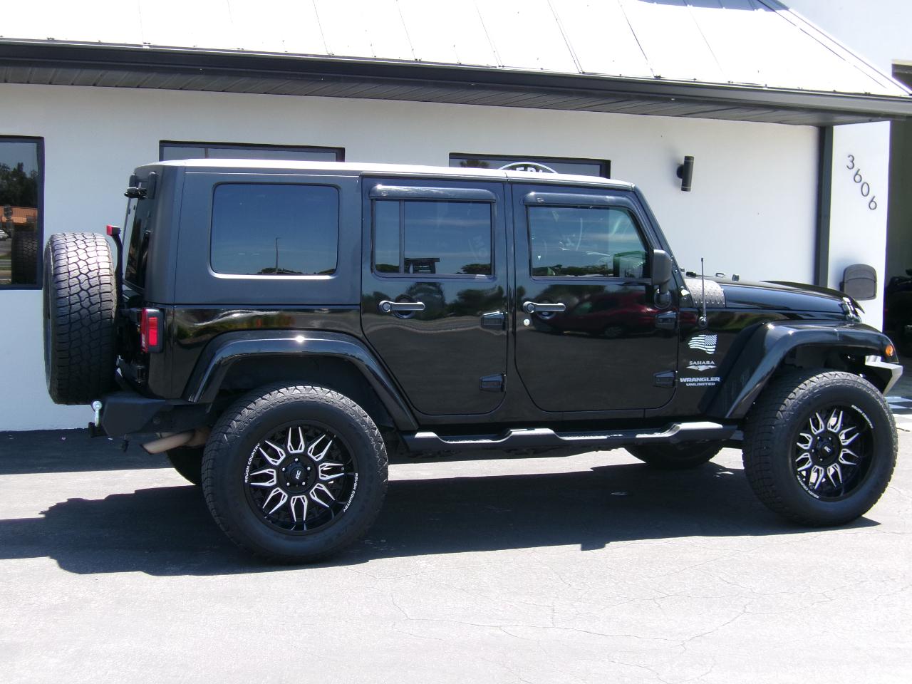 Jeep Wrangler Unlimited Sahara 2WD 2010