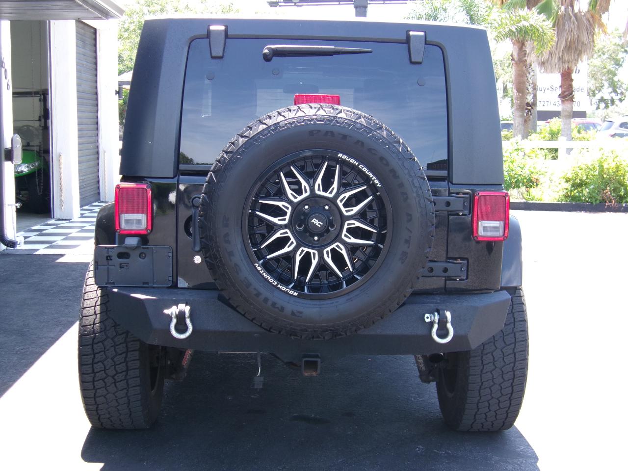 Jeep Wrangler Unlimited Sahara 2WD 2010