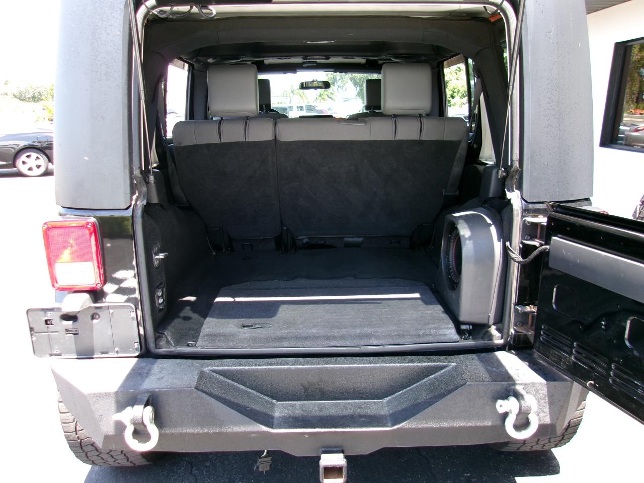 Jeep Wrangler Unlimited Sahara 2WD 2010