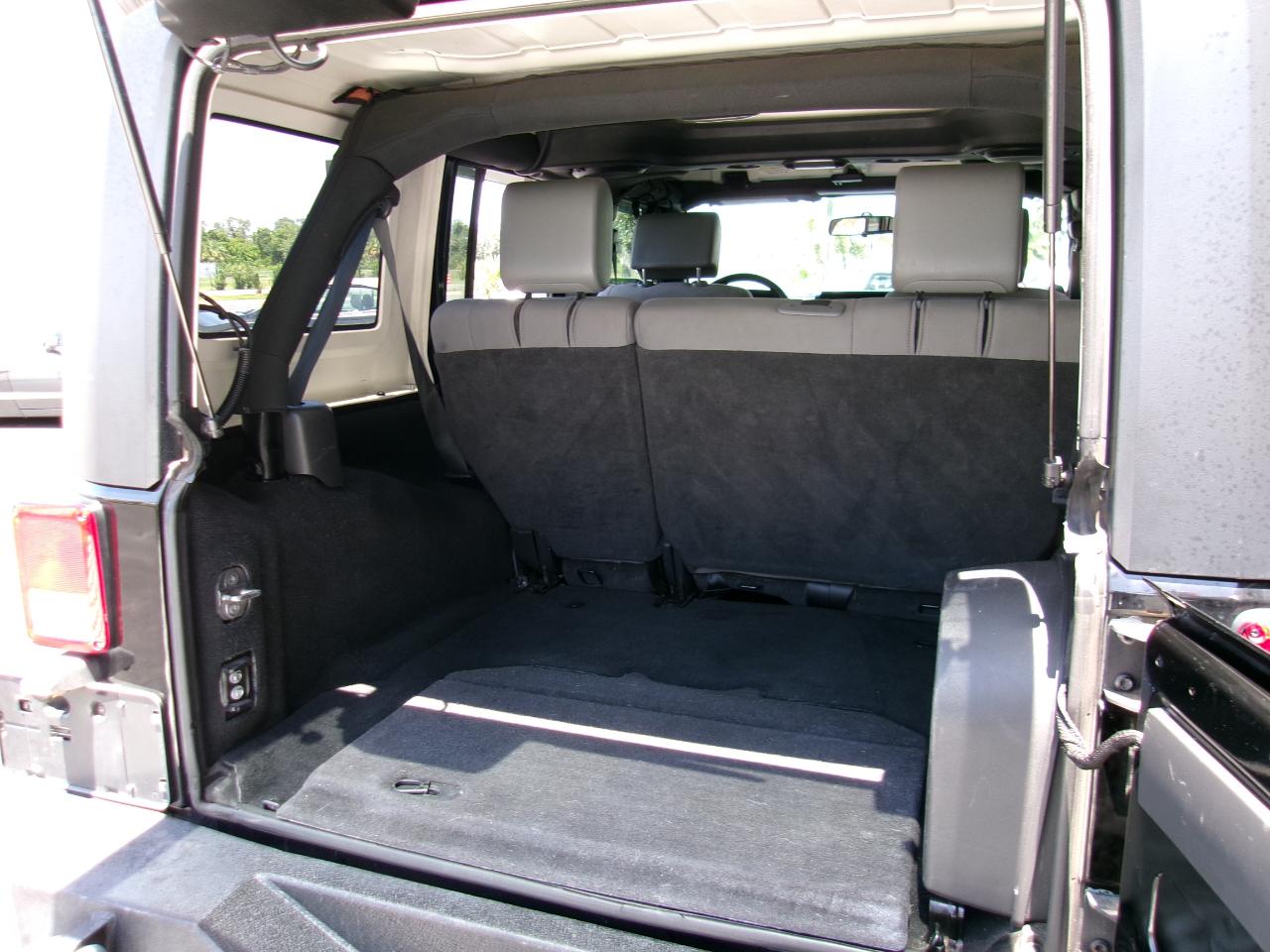 Jeep Wrangler Unlimited Sahara 2WD 2010