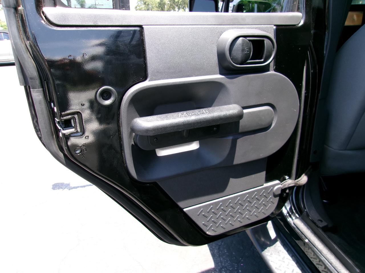 Jeep Wrangler Unlimited Sahara 2WD 2010