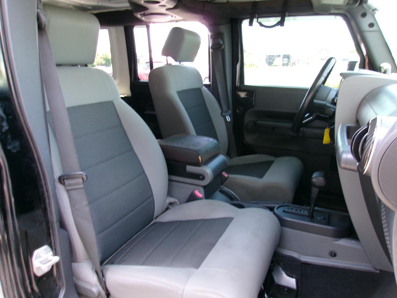 Jeep Wrangler Unlimited Sahara 2WD 2010