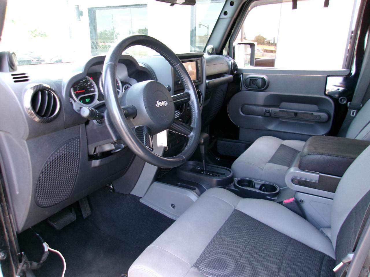 Jeep Wrangler Unlimited Sahara 2WD 2010
