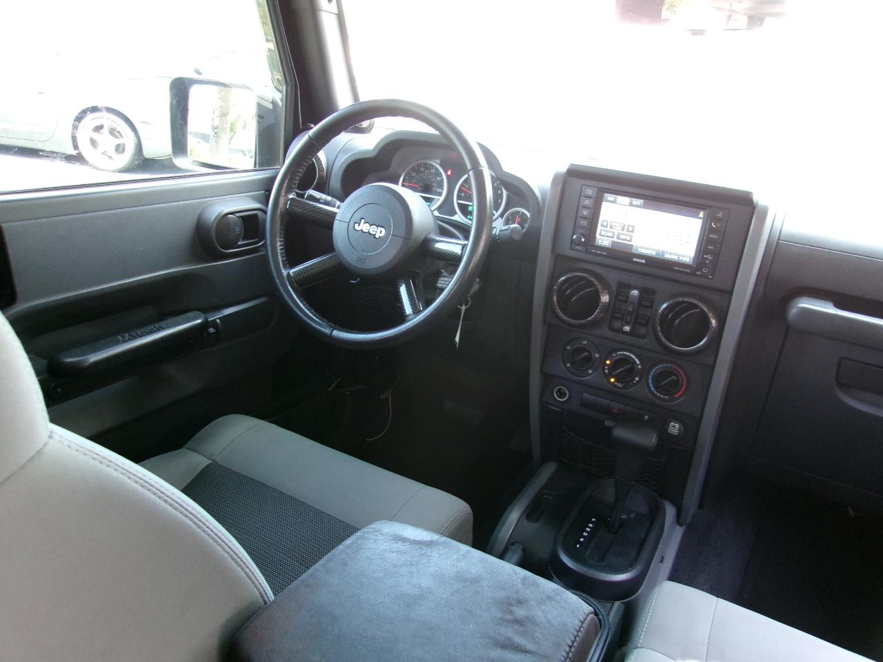 Jeep Wrangler Unlimited Sahara 2WD 2010