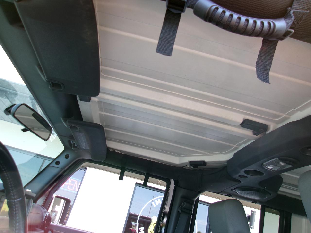 Jeep Wrangler Unlimited Sahara 2WD 2010