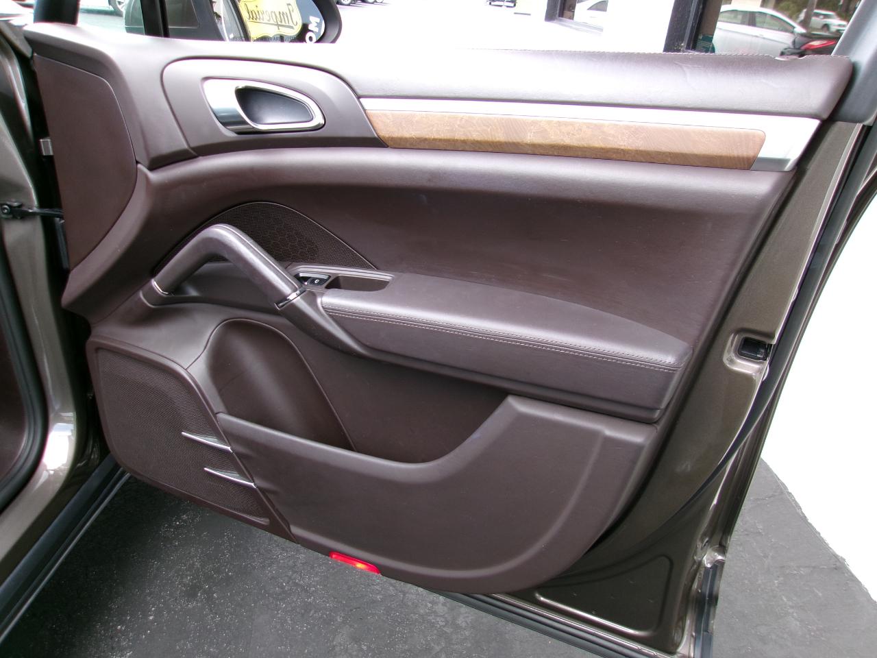 Porsche Cayenne Hybrid S 2012