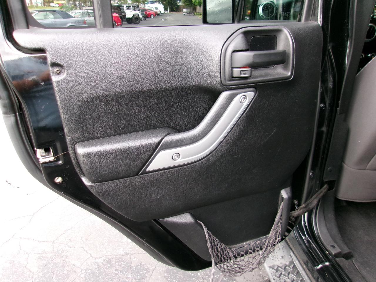 Jeep Wrangler Unlimited Sahara 4WD 2013