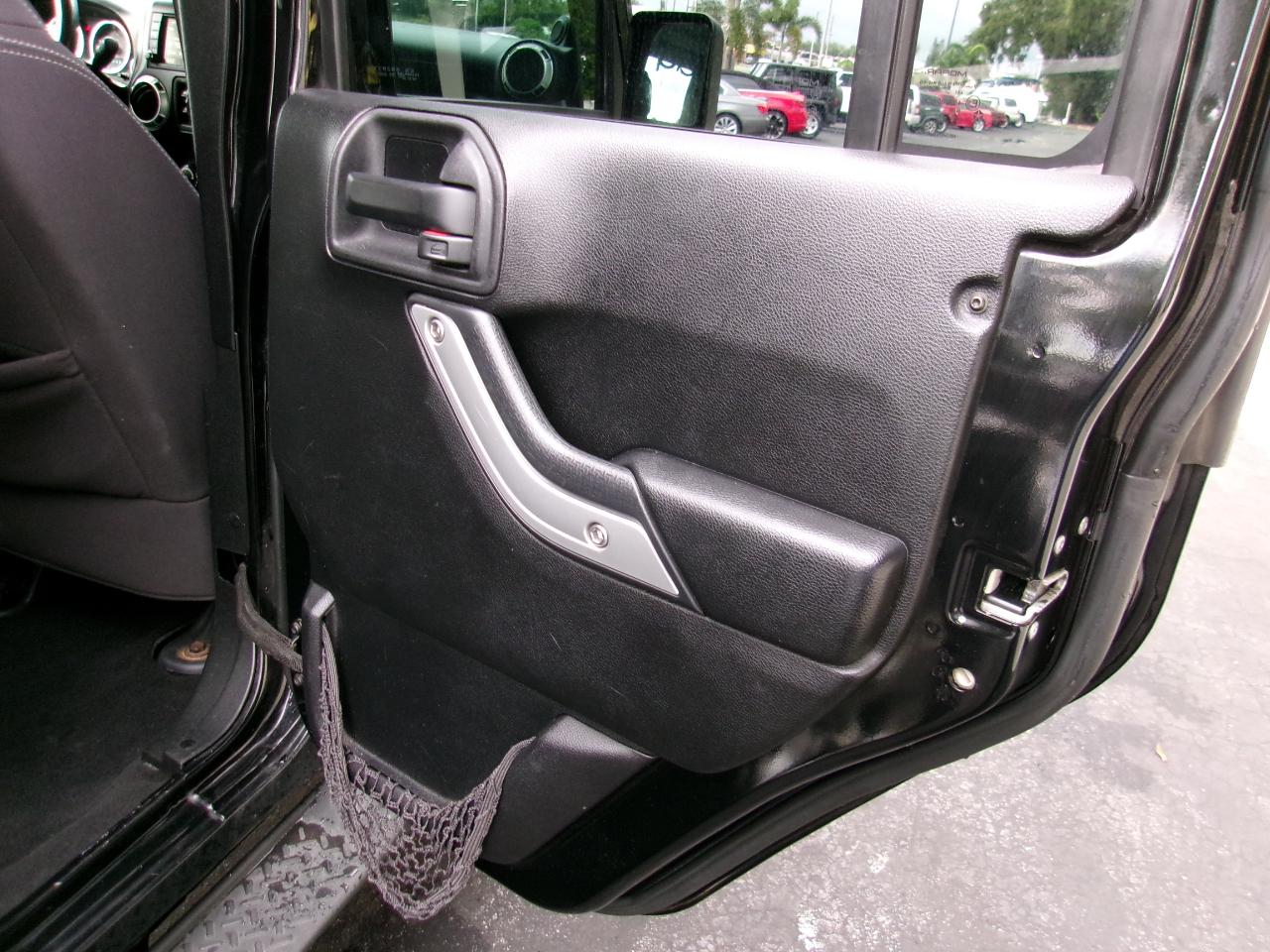 Jeep Wrangler Unlimited Sahara 4WD 2013