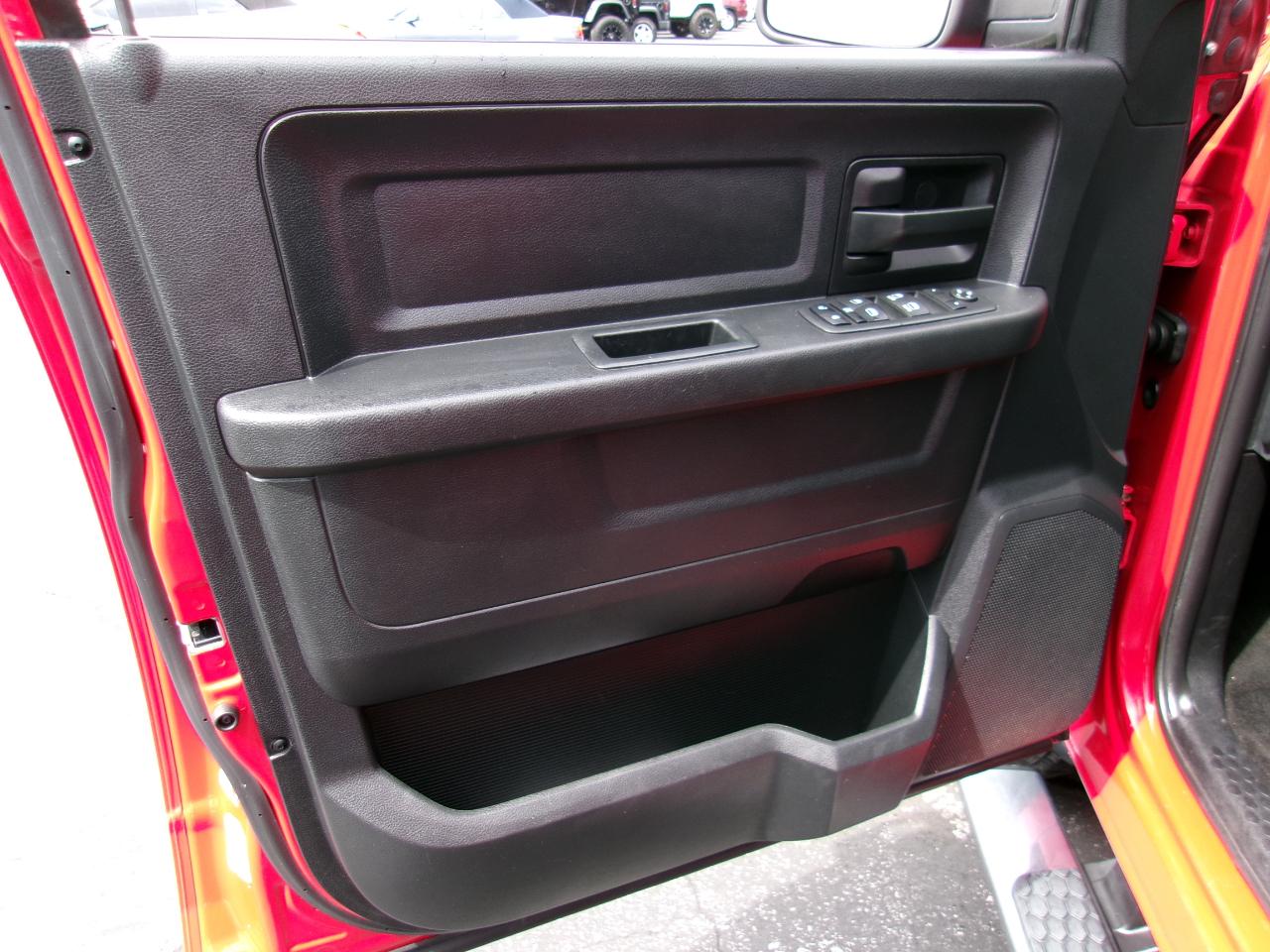 RAM 1500 Tradesman Crew Cab LWB 2WD 2016