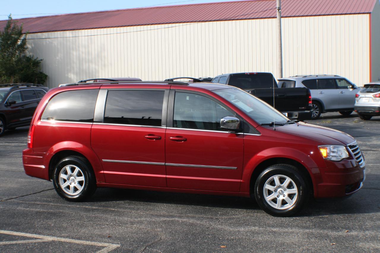 Chrysler Town & Country Touring Plus 2010