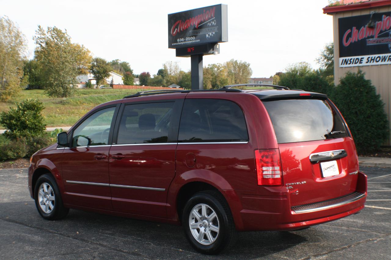 Chrysler Town & Country Touring Plus 2010