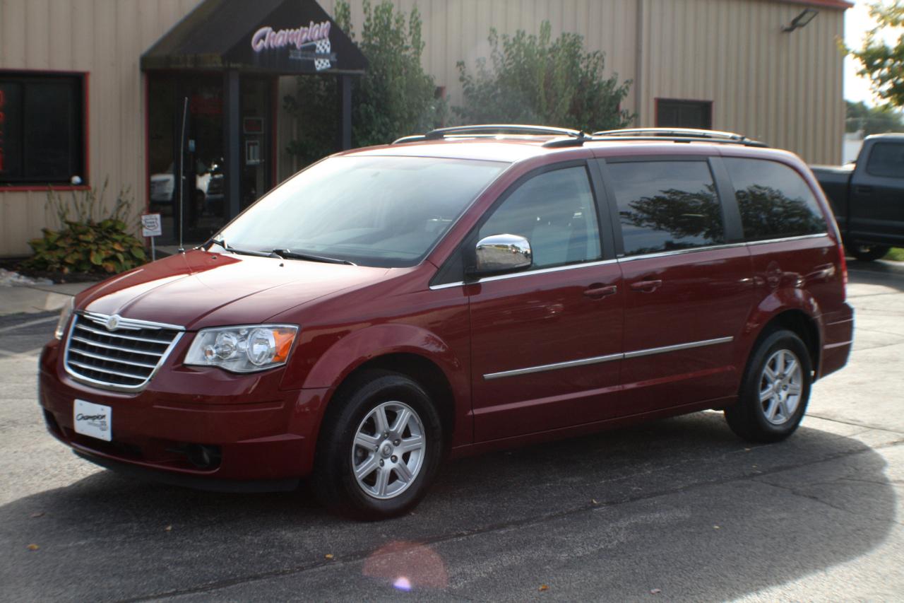 Chrysler Town & Country Touring Plus 2010