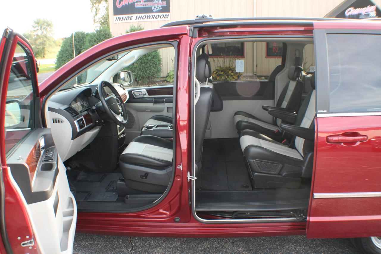 Chrysler Town & Country Touring Plus 2010