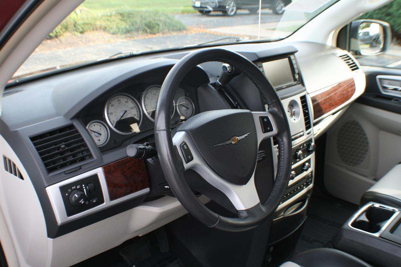 Chrysler Town & Country Touring Plus 2010
