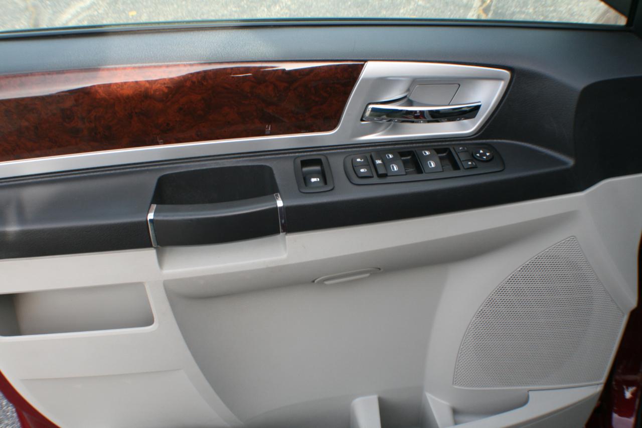 Chrysler Town & Country Touring Plus 2010