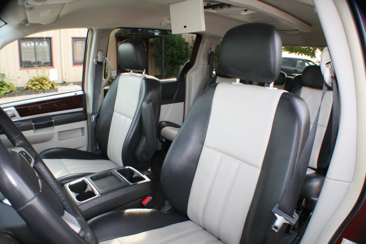 Chrysler Town & Country Touring Plus 2010
