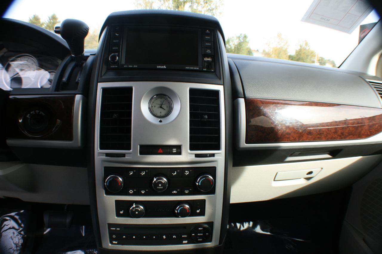 Chrysler Town & Country Touring Plus 2010