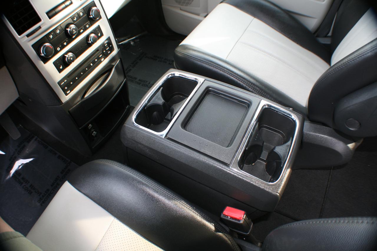 Chrysler Town & Country Touring Plus 2010