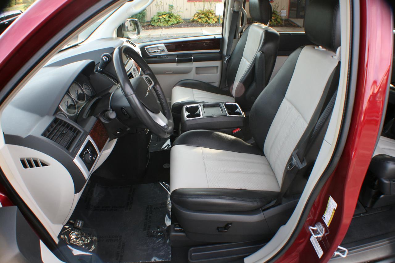 Chrysler Town & Country Touring Plus 2010