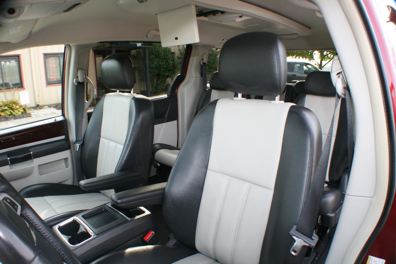 Chrysler Town & Country Touring Plus 2010