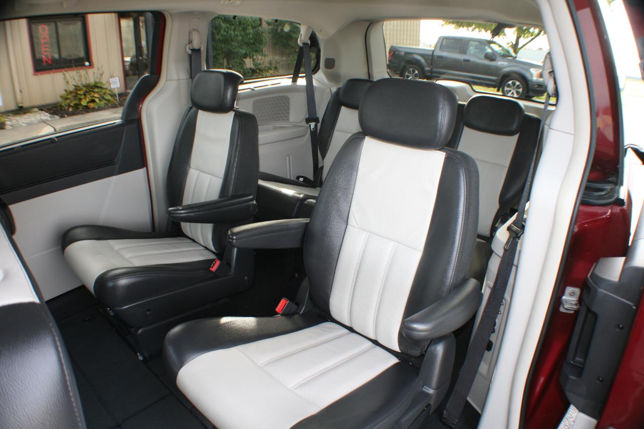Chrysler Town & Country Touring Plus 2010