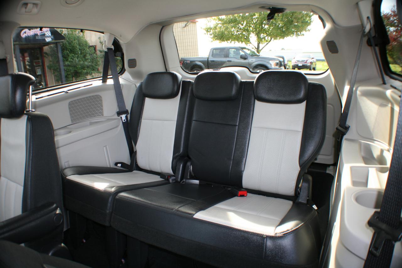 Chrysler Town & Country Touring Plus 2010