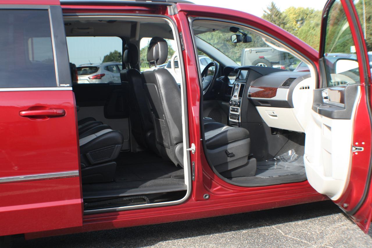 Chrysler Town & Country Touring Plus 2010