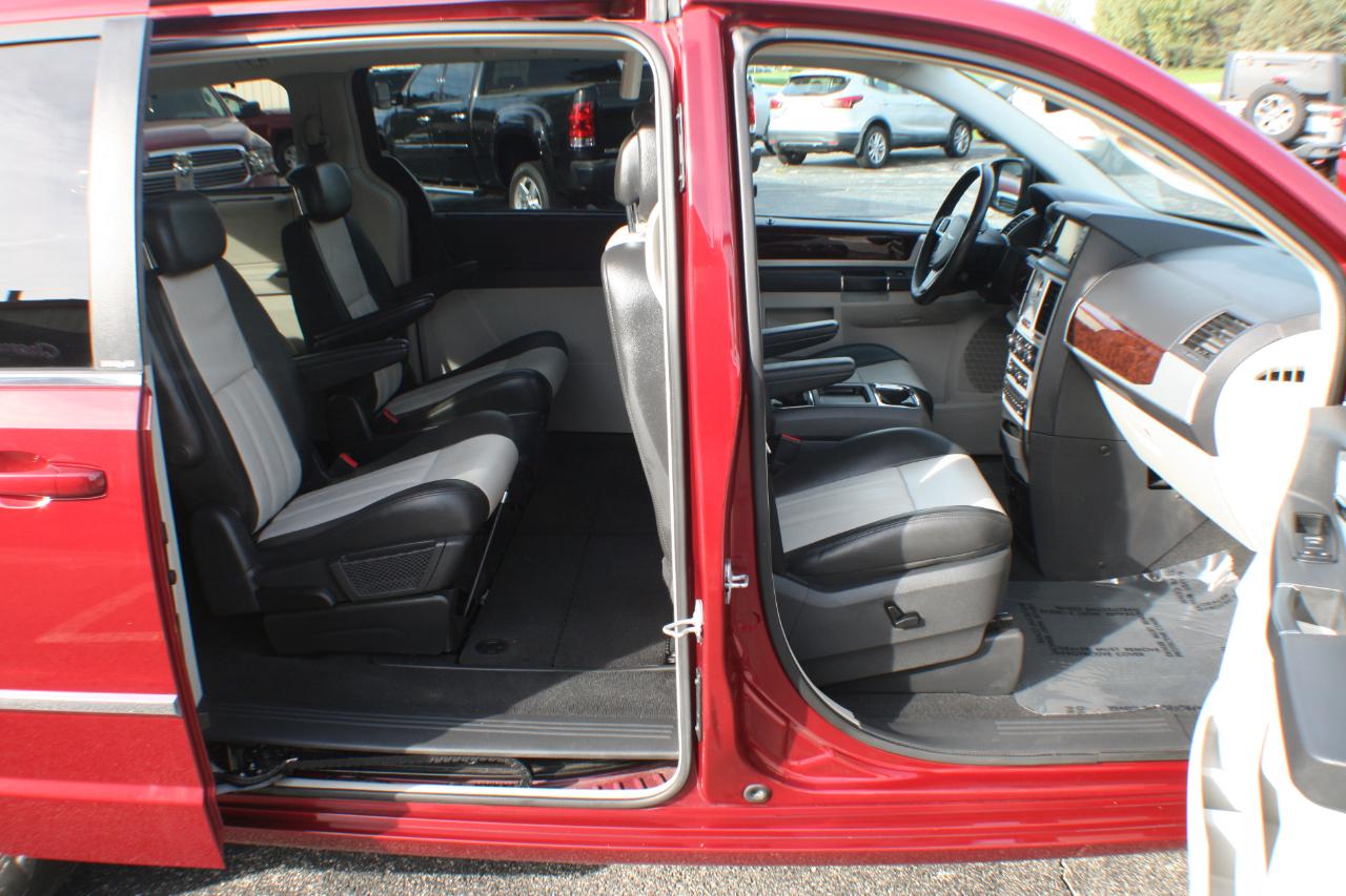 Chrysler Town & Country Touring Plus 2010