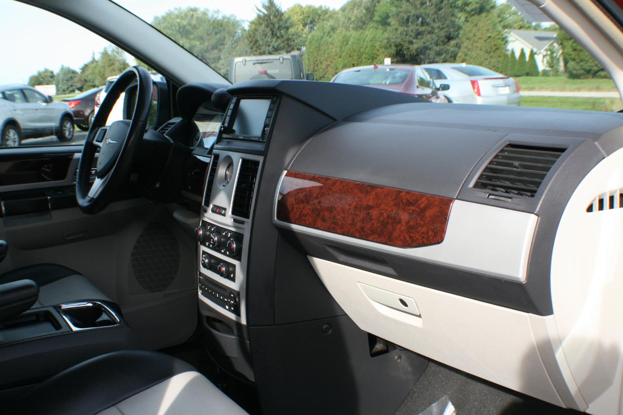 Chrysler Town & Country Touring Plus 2010
