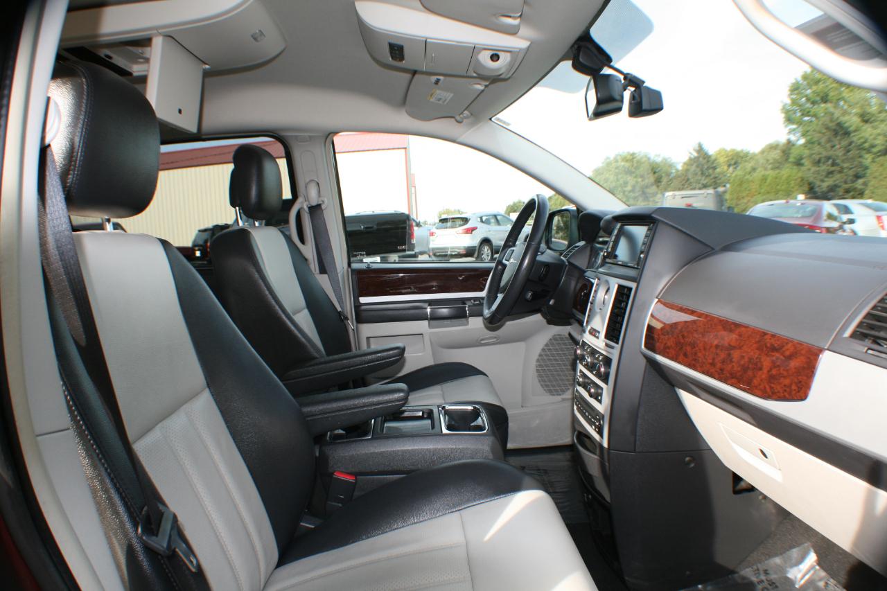 Chrysler Town & Country Touring Plus 2010
