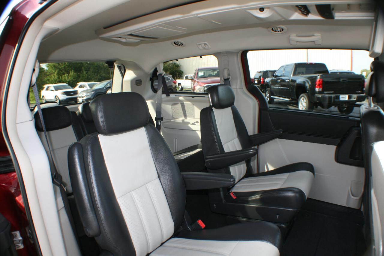 Chrysler Town & Country Touring Plus 2010