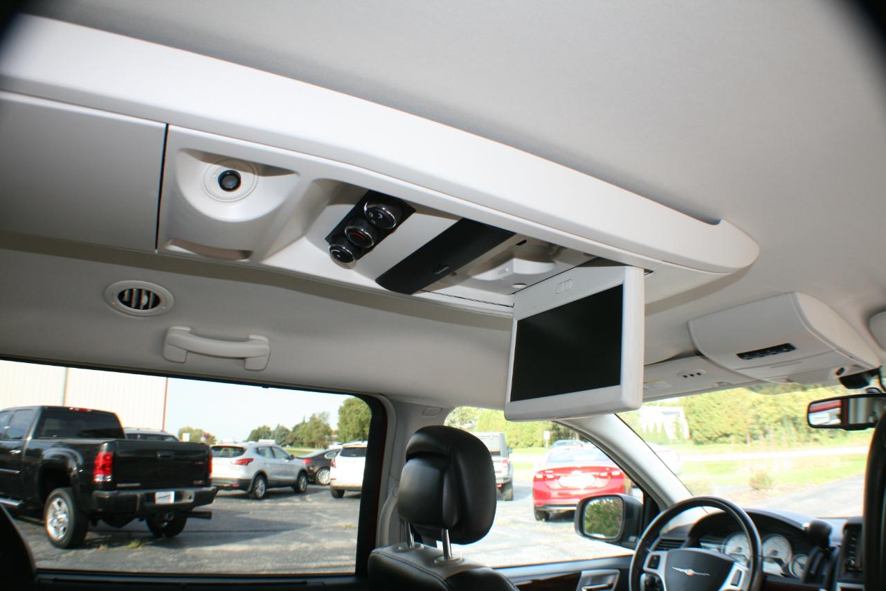 Chrysler Town & Country Touring Plus 2010