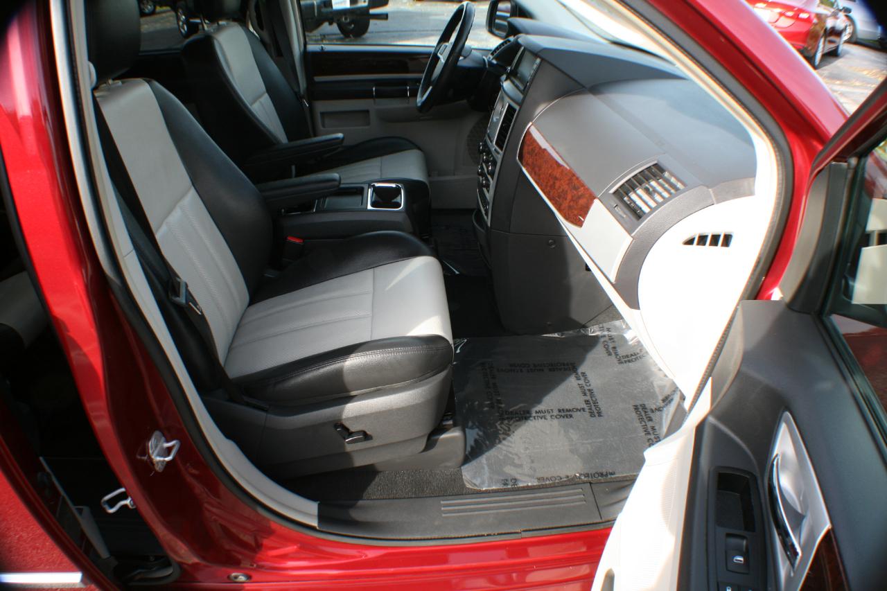 Chrysler Town & Country Touring Plus 2010